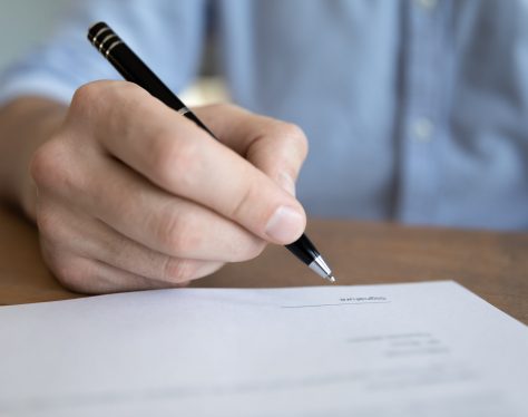 kaufvertrag-wird-unterschrieben kaufvertrag-wird-unterschrieben